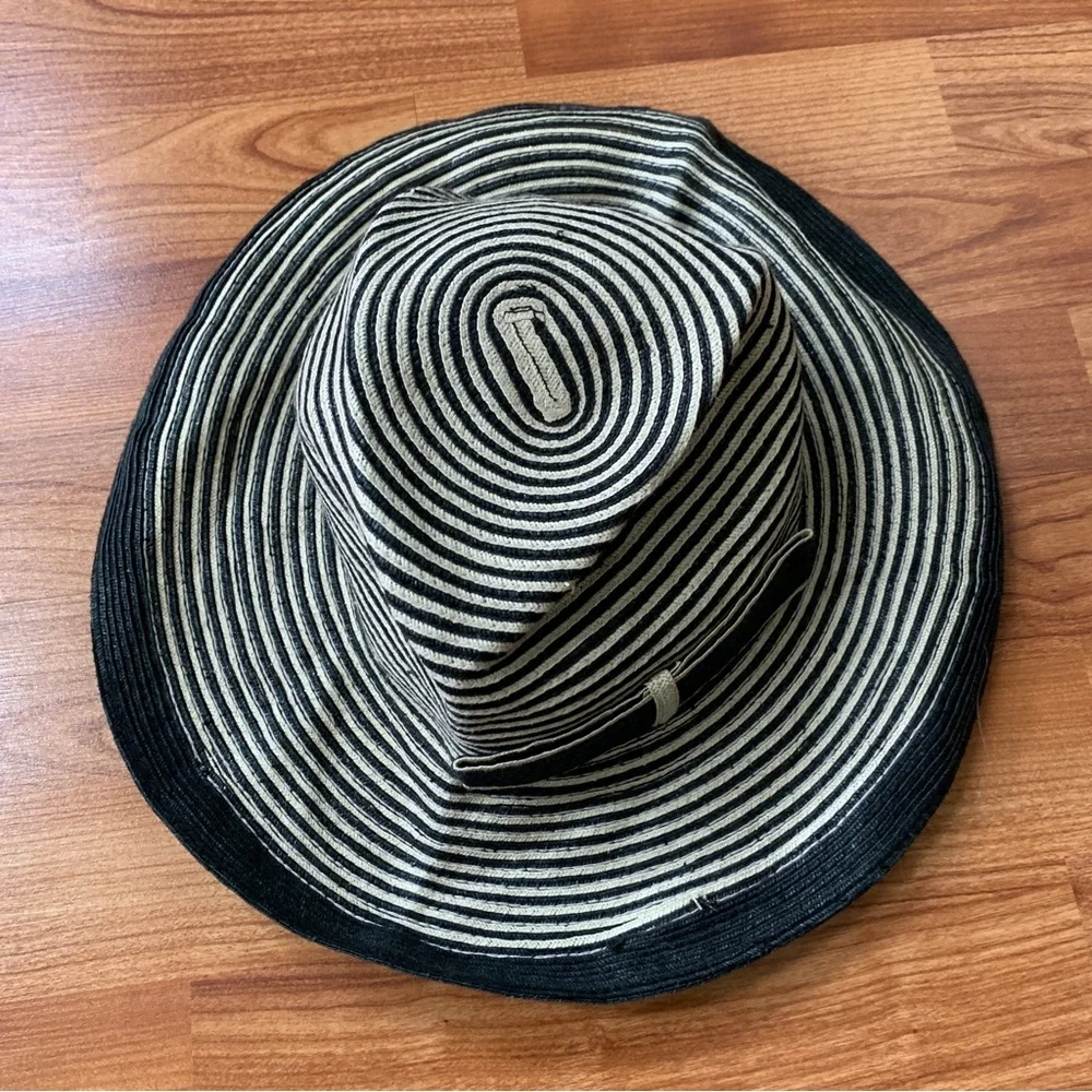 3/$20 Folio striped hat - Picture 1 of 4